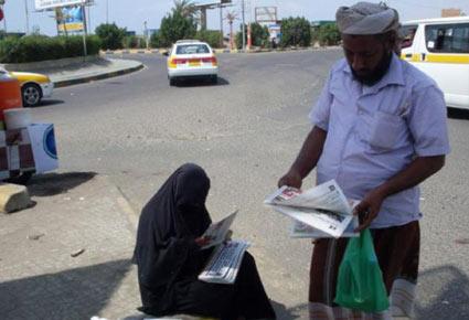 خليجية تبيع الصحف للمارة
